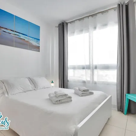 Hibiscus House, Charming 1-bed Flat Located 300 M From The Beach