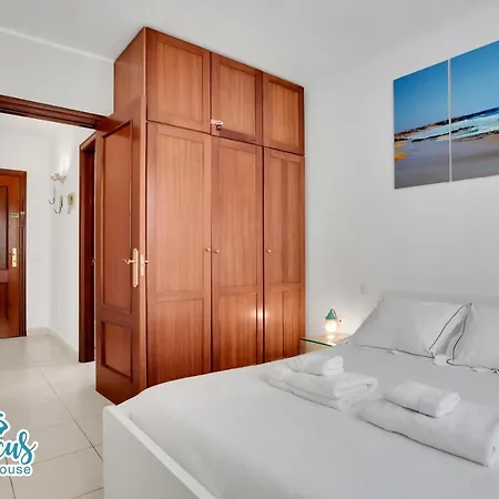 Nyaraló Hibiscus House, Charming 1-bed Flat Located 300 M From The Beach