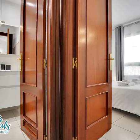 Hibiscus House, Charming 1-bed Flat Located 300 M From The Beach * Corralejo