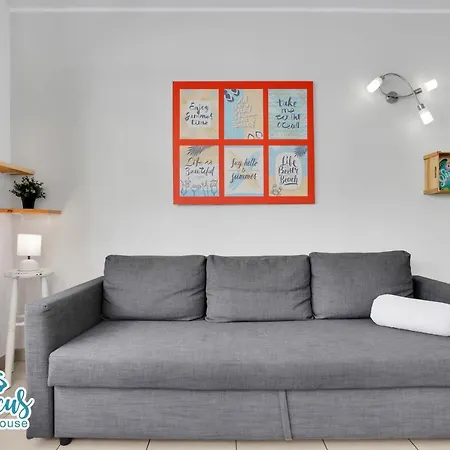 Hibiscus House, Charming 1-bed Flat Located 300 M From The Beach Nyaraló *