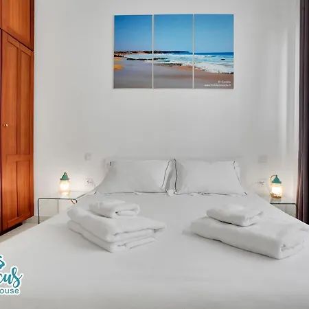 Hibiscus House, Charming 1-bed Flat Located 300 M From The Beach *