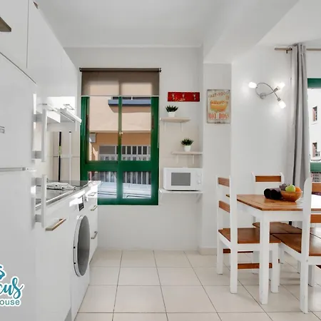 Hibiscus House, Charming 1-bed Flat Located 300 M From The Beach *