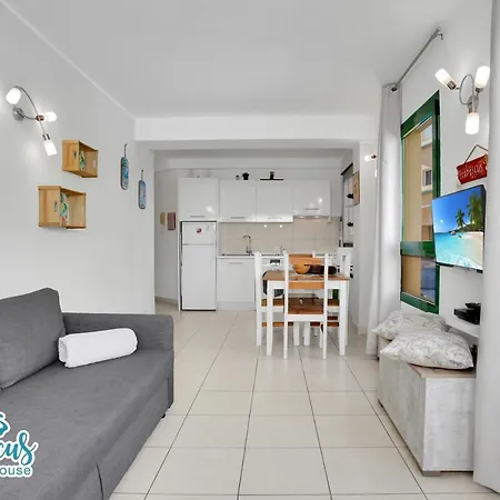 Casa vacanze Hibiscus House, Charming 1-bed Flat Located 300 M From The Beach