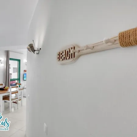 Casa vacanze Hibiscus House, Charming 1-bed Flat Located 300 M From The Beach